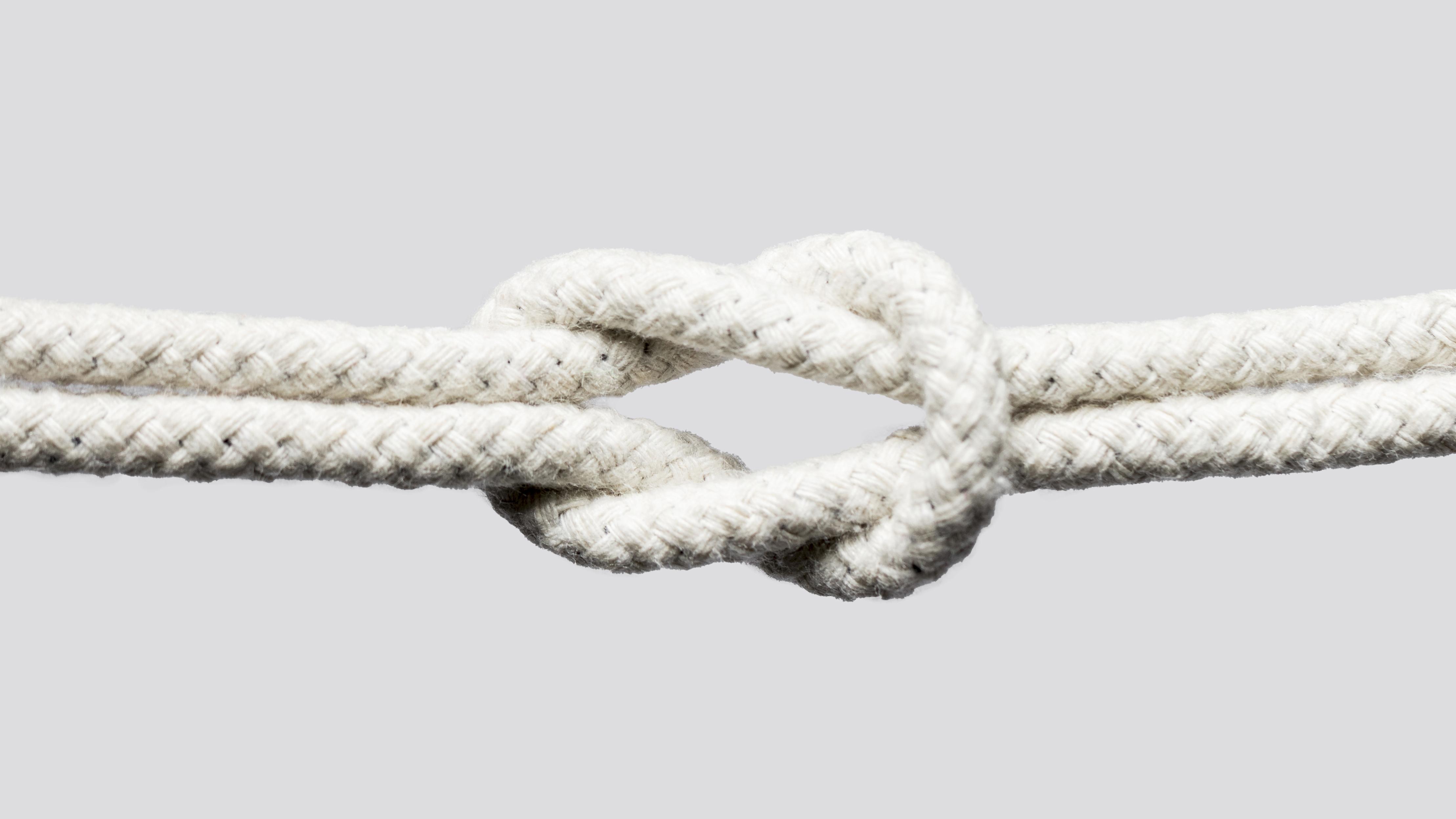 https://www.fibercord.es/wp-content/uploads/2021/12/ship-white-ropes-knot-isolated-on-white-background.jpg