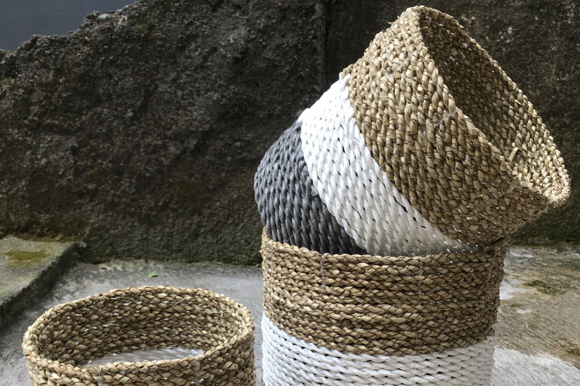 Foto de tres maceteros elaborados a base de cuerda de cáñamo con los colores natural, blanco y negro.